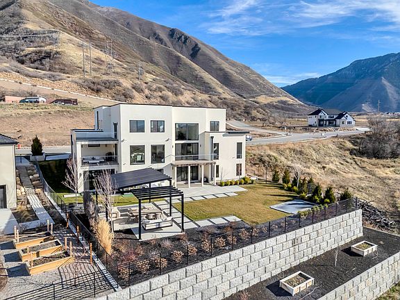 3rd image of 3918 S Mapleton Estates Dr