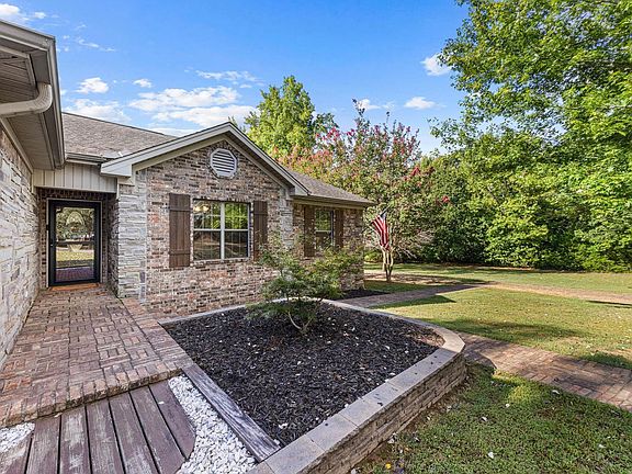 4th image of 27 N Springhill Ln