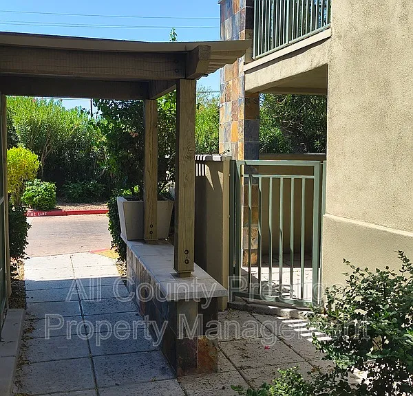 815 E Rose Ln #110 — Photo 15