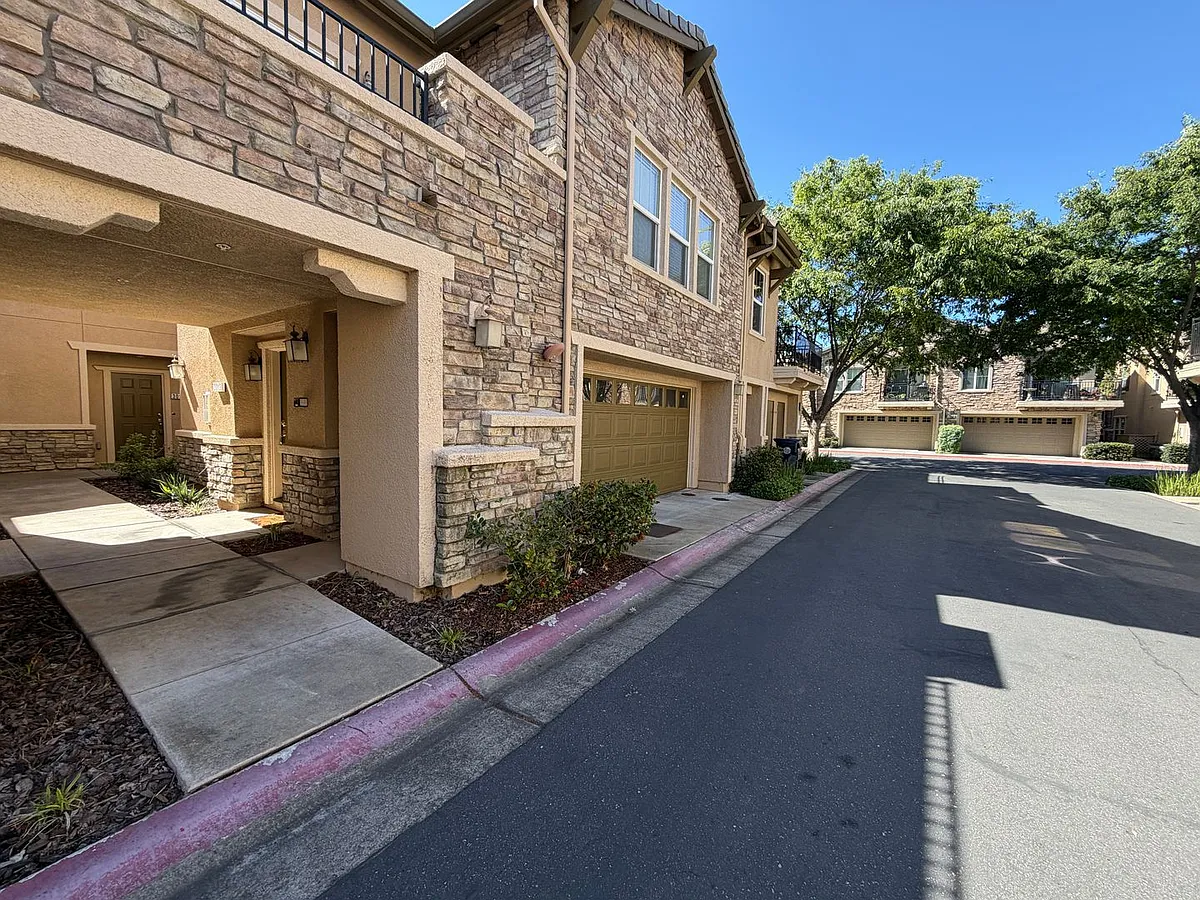 Building Photo - 3301 N Park Dr #3014
