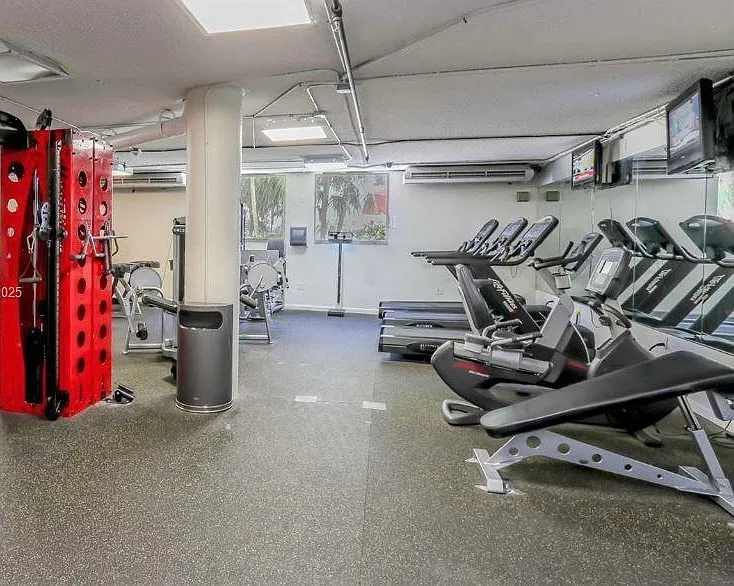 999 Brickell Bay Dr — Photo 2