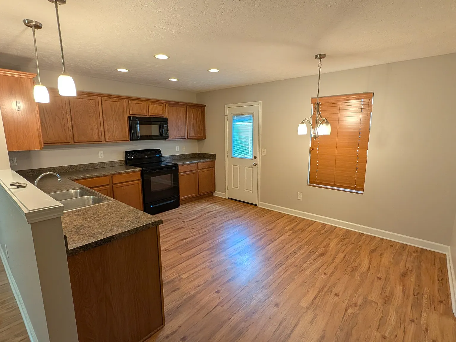 3 bed, 2.0 bath, 1684 sqft, $2,400 — Photo 4