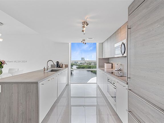 3rd image of 400 Sunny Isles Blvd #1001