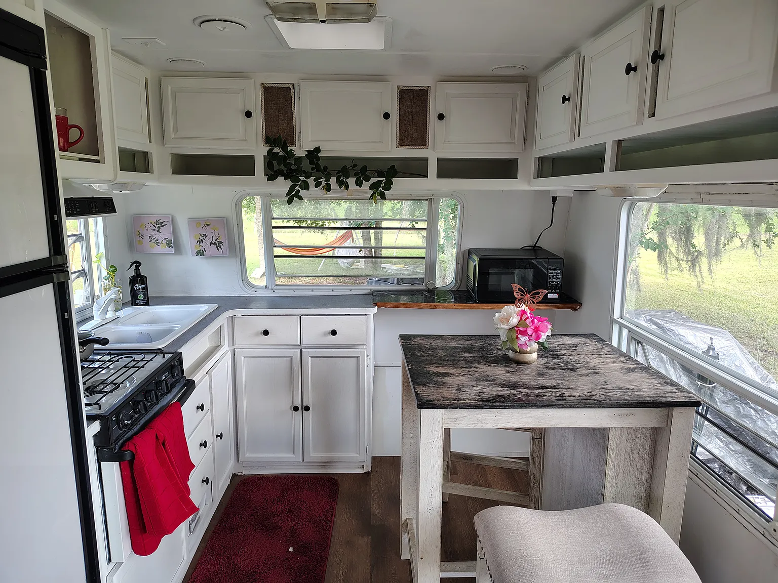3 bed, 900 sqft, $899 — Photo 2