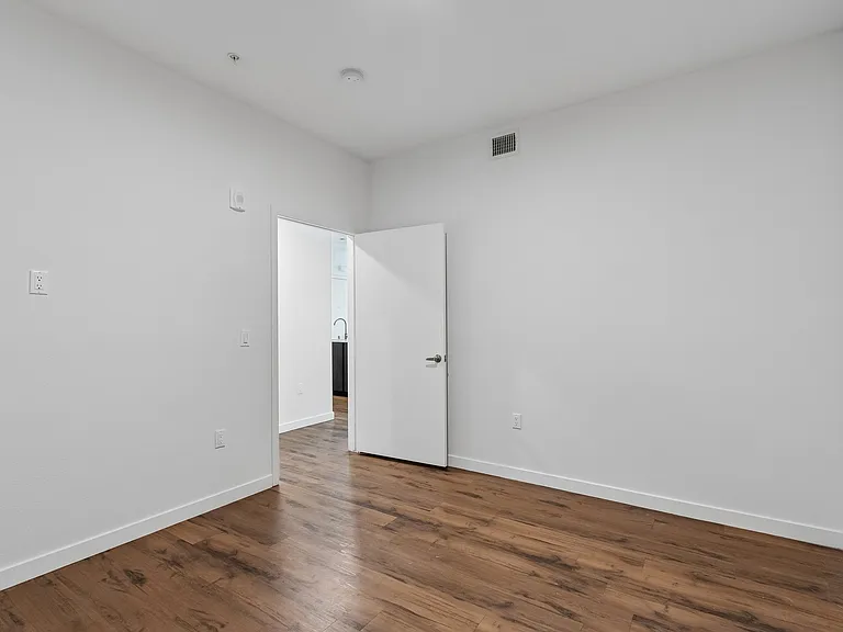 Maxwell Apartments — Photo 47