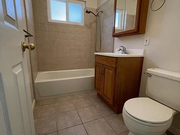 5th image of 925 Ravenscourt Ave #3
