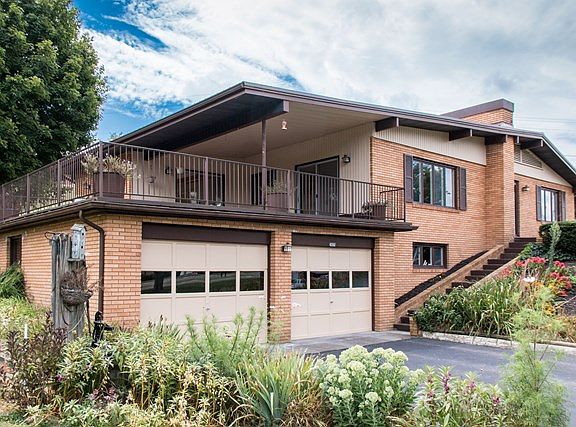2nd image of 15209 Fairoaks Ln
