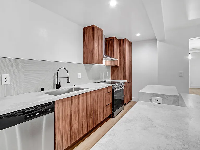 8300 De Longpre — Photo 1