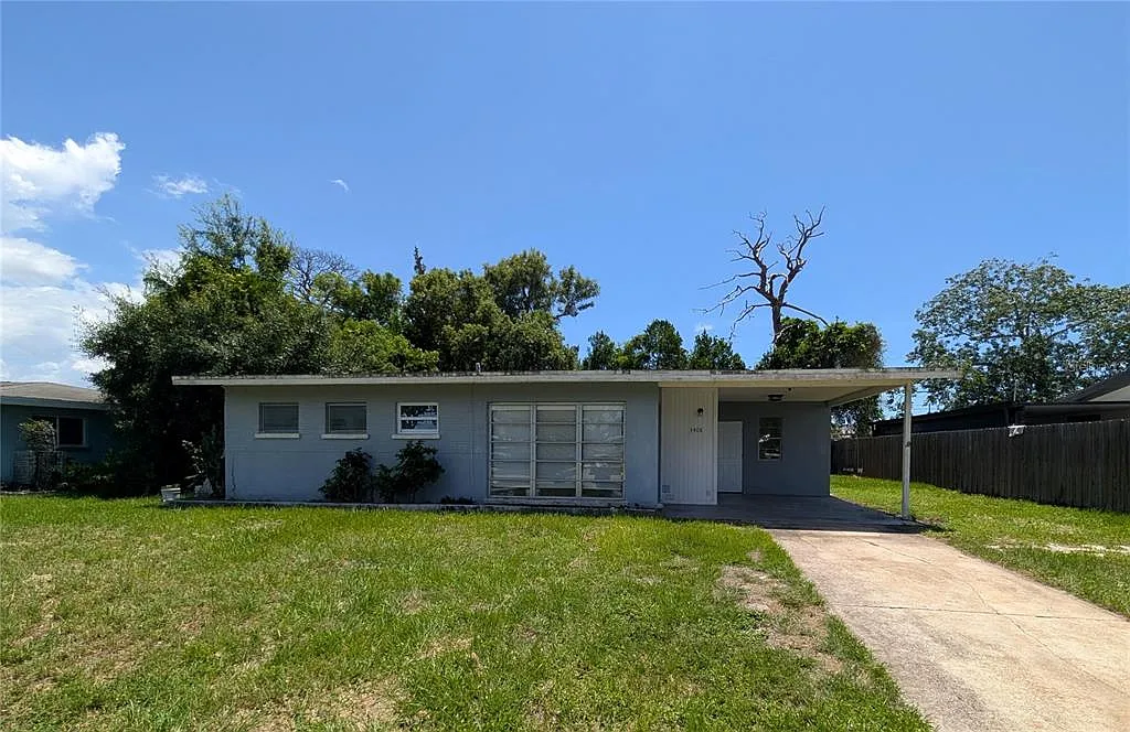 3 bed, 1.0 bath, 907 sqft, $1,800 — Photo 1