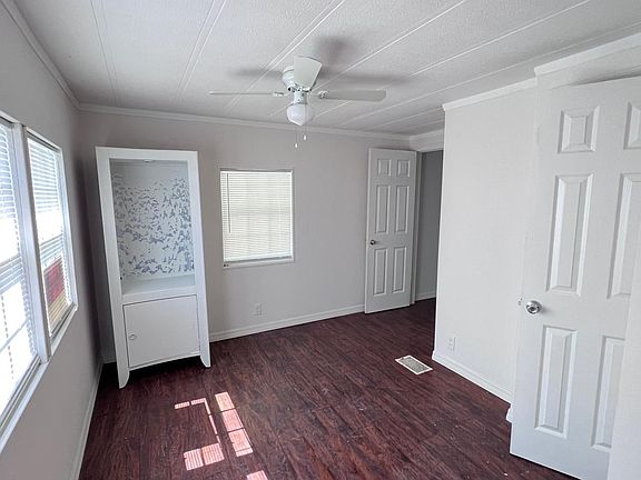 4th image of 820 Oriole Cir