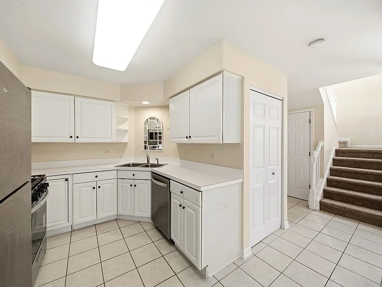 1329 Newport St — Photo 4
