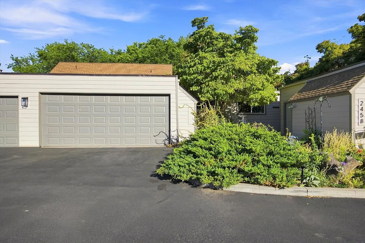 3 bed, 1438 sqft, $2,200 — Photo 1
