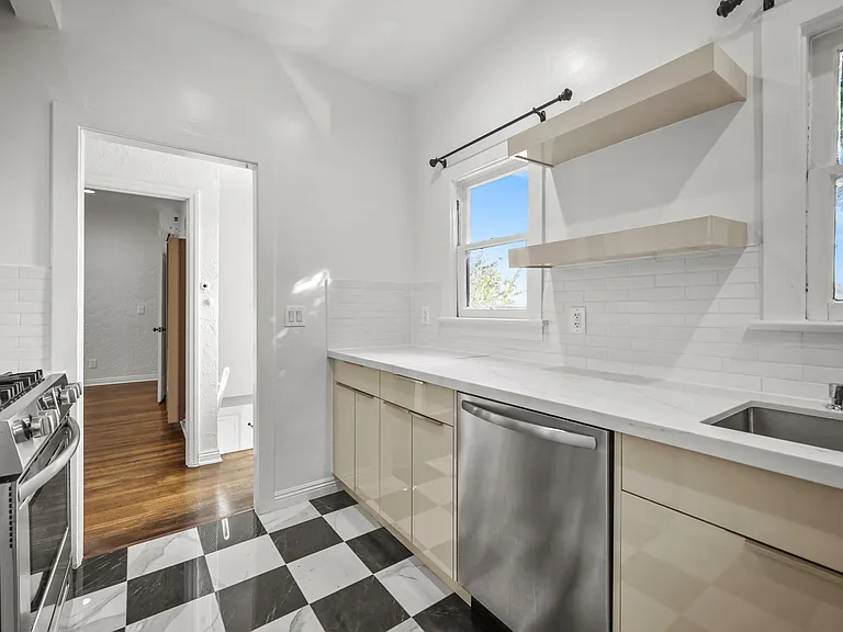 1311 N Hayworth Ave — Photo 2