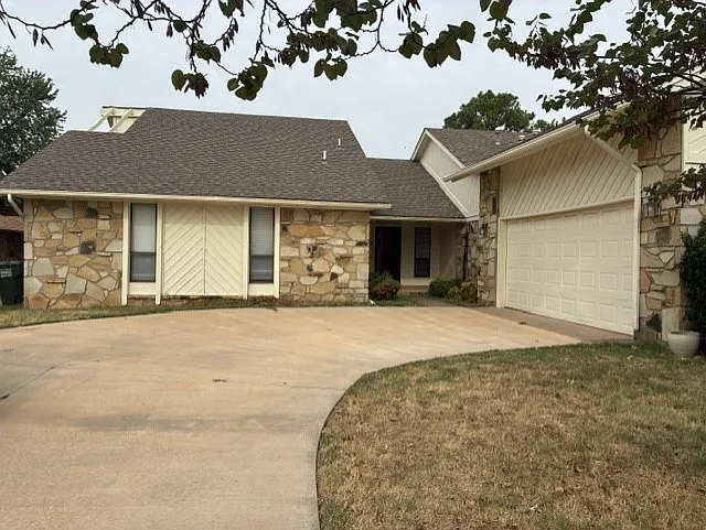 3 bed, 2100 sqft, $2,100 — Photo 2