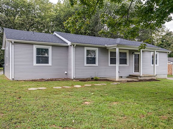 Welcome home to 904 Bentley Circle! You're close to EVERYTHING! 4 minutes to Sumner Regional/Gallatin Square, 6 minutes to Starbucks, 8 min to Dutch Bros, 18 min to TVA, 19 min to Home Depot in Hendersonville, 35 Min to Bridgestone, and 42 min to BNA.