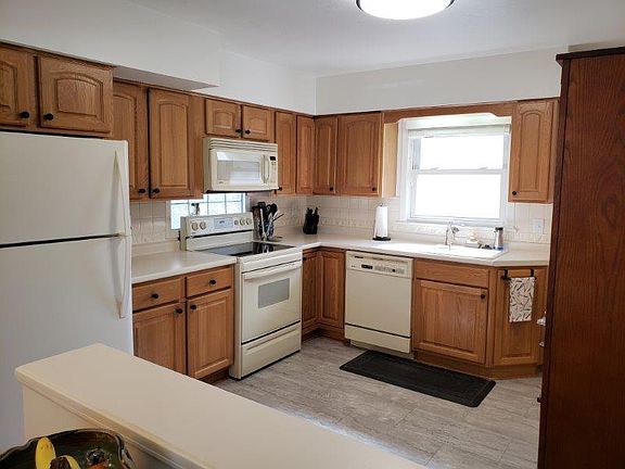 Nice updated kitchen, lots of cabinet space!