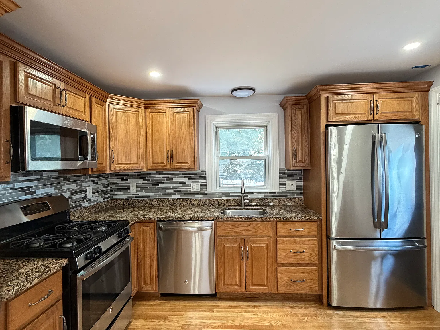3 bed, 1265 sqft, $3,200 — Photo 2