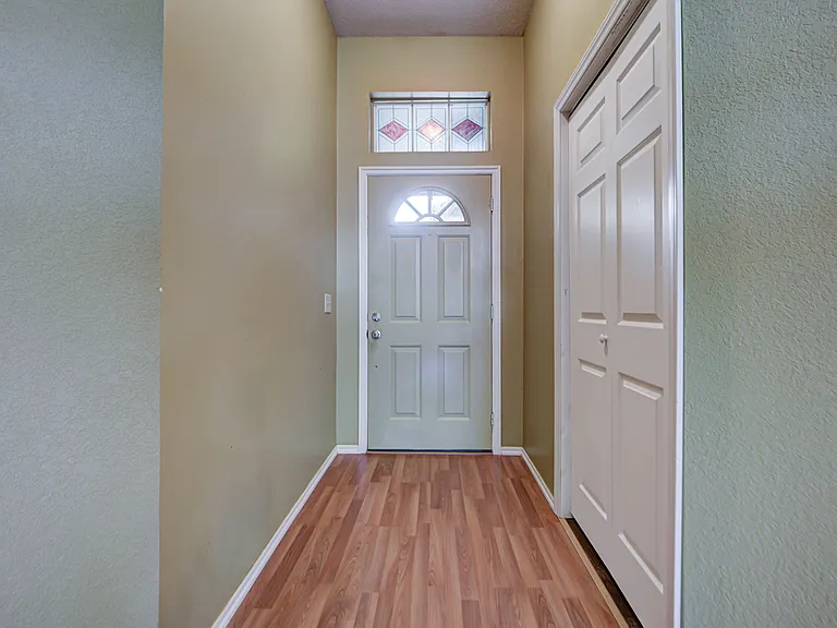 2912 Edinburg Dr — Photo 4