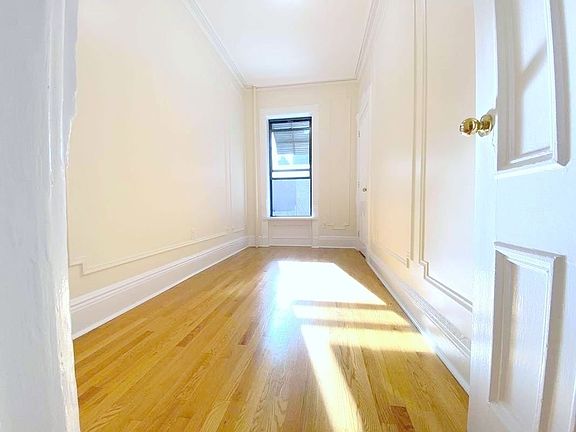 4th image of 136 W 72nd St APT 3R