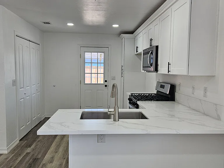1026 W Lark Ave — Photo 3