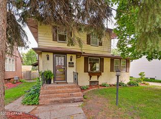 1005 Reeves Dr, Grand Forks, ND 58201