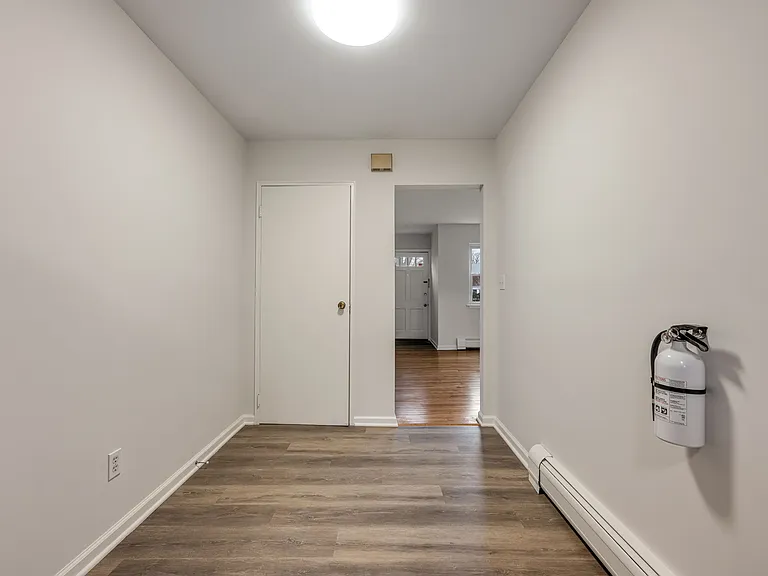 121 Regency Park — Photo 7