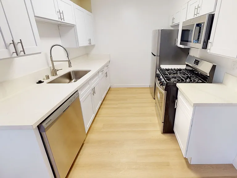 Royal Terrace Apartments — Photo 9