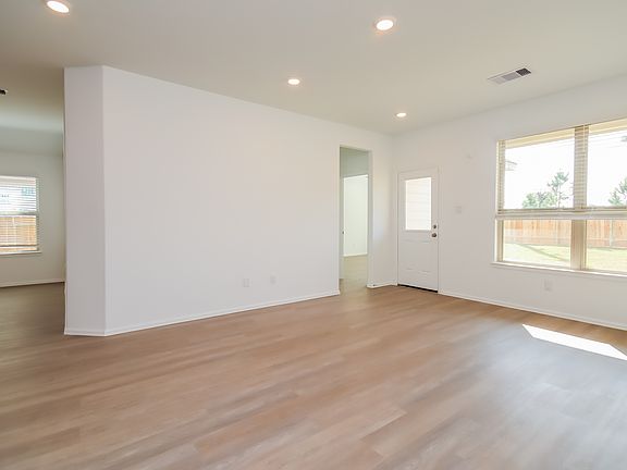 3rd image of 712 Autumn Lake Ln