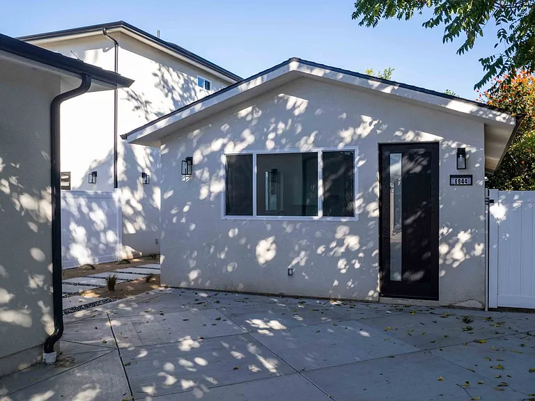 6844 Cedros Ave — Photo 16