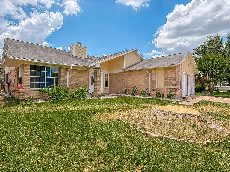 12055 Fairpoint Dr — Photo 2
