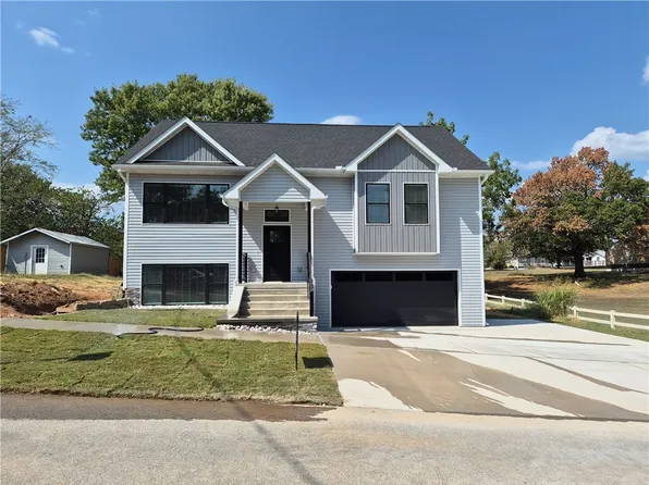 1091 N Davis St, Pea Ridge, AR 72751