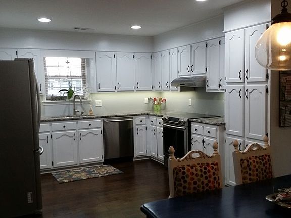 2nd image of 150 W Oak Hill Dr