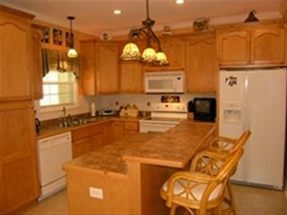 Kitchen w/Bar
