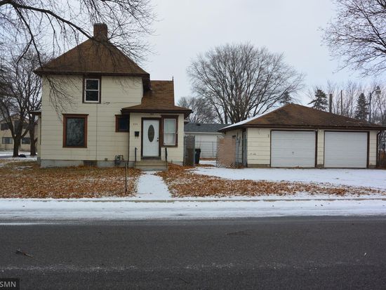 605 8th St E, Glencoe, MN 55336