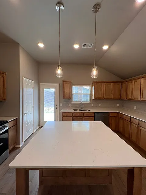 3 bed, 1586 sqft, $2,150 — Photo 4