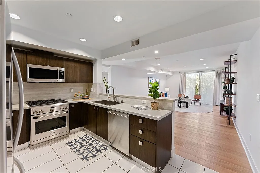 3 bed, 1500 sqft, $4,950 — Photo 4