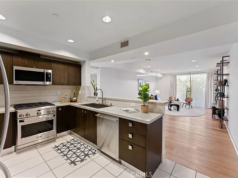 118 N Kings Rd #201 — Photo 4