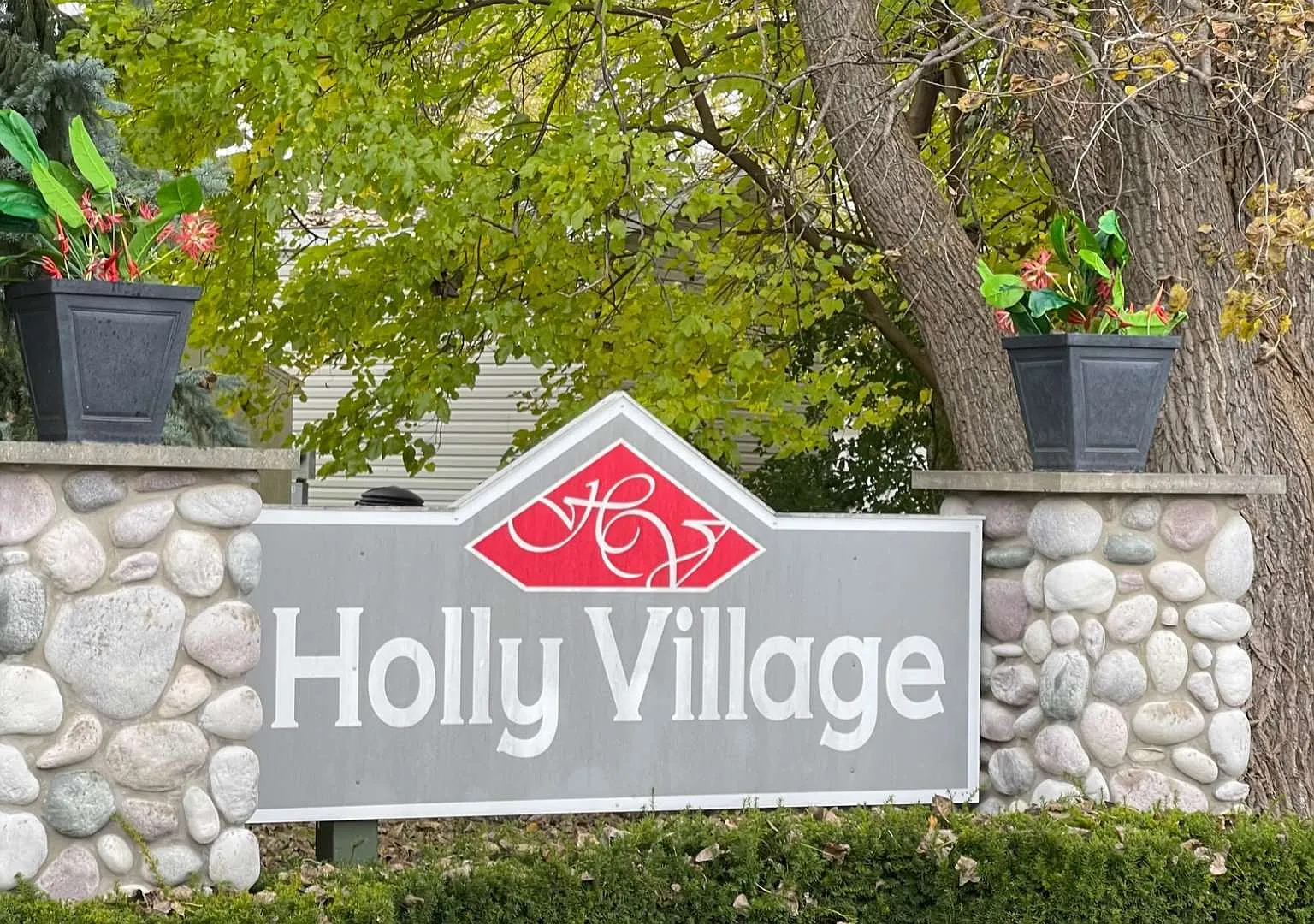Hawaiian Gardens/Holly Village — Photo 4