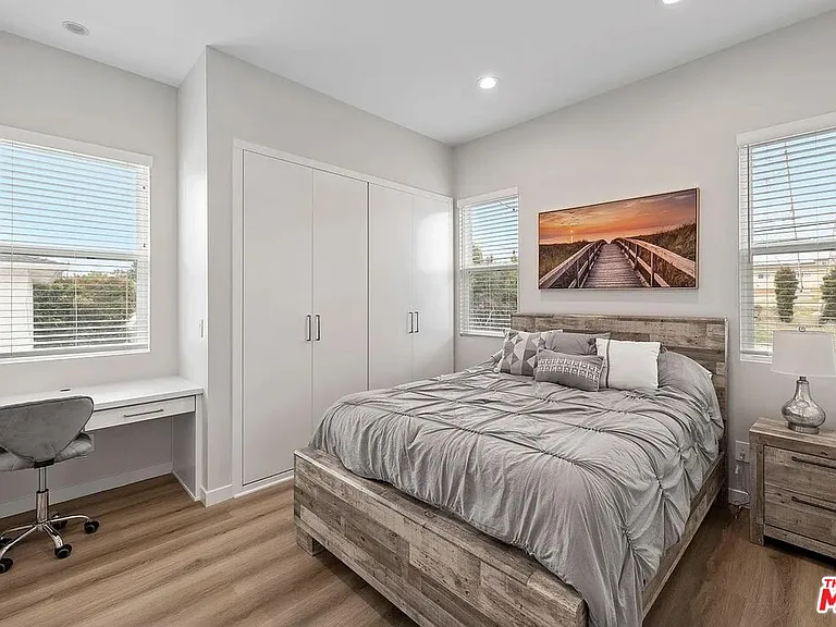 2423 Curtis Ave — Photo 10