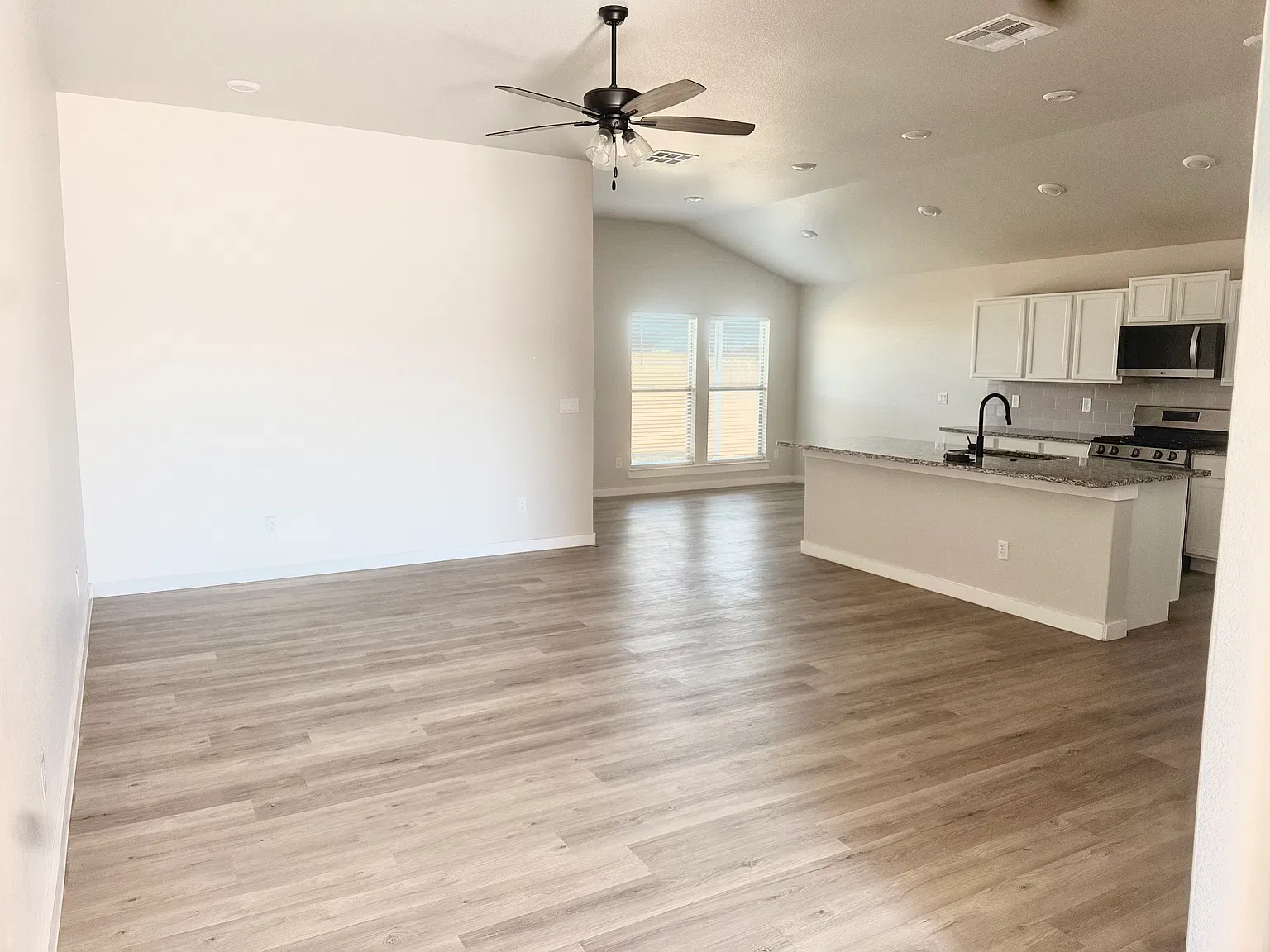 3 bed, 1669 sqft, $2,600 — Photo 4