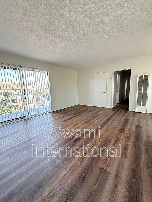 3 bed, 2.0 bath, 875 sqft, $2,495 — Photo 2