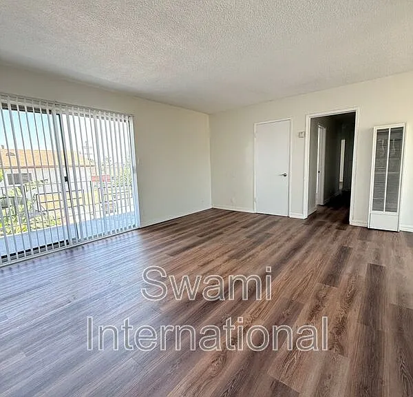 836 W 79th St #4 — Photo 2