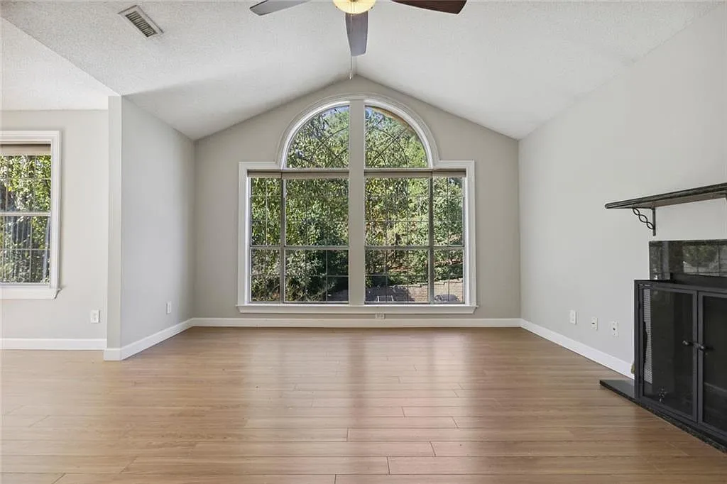 3 bed, 2.0 bath, 950 sqft, $2,000 — Photo 3