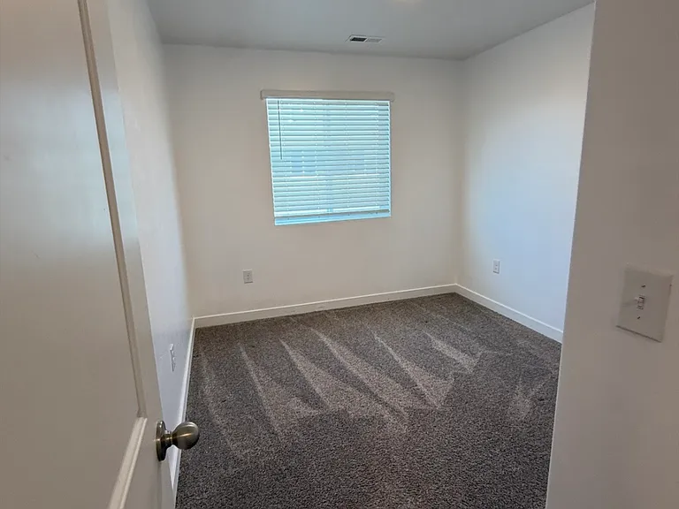 946 E Thunderbolt Ct — Photo 13