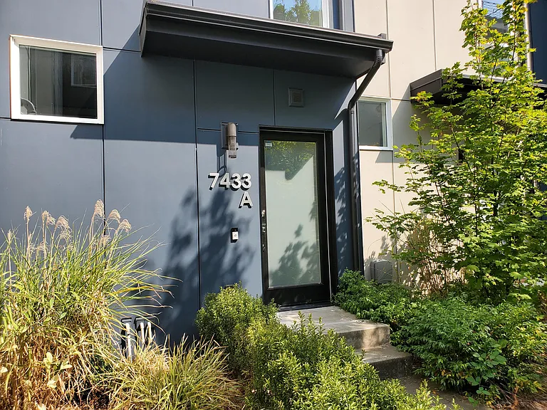 7433 4th Ave NE #1 — Photo 1