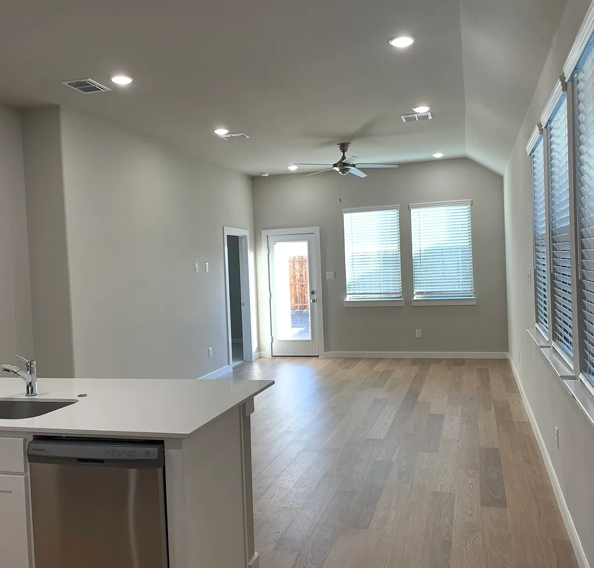 527 Ridgedale Dr — Photo 2