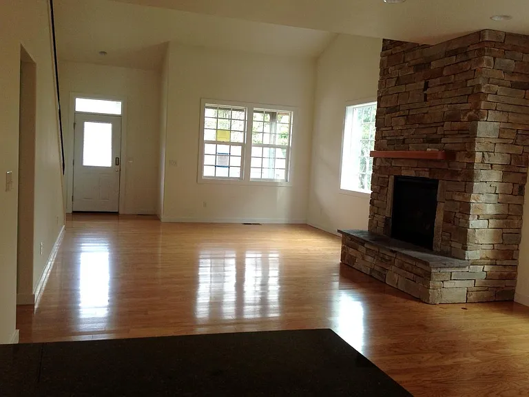 1240 Queen St — Photo 2