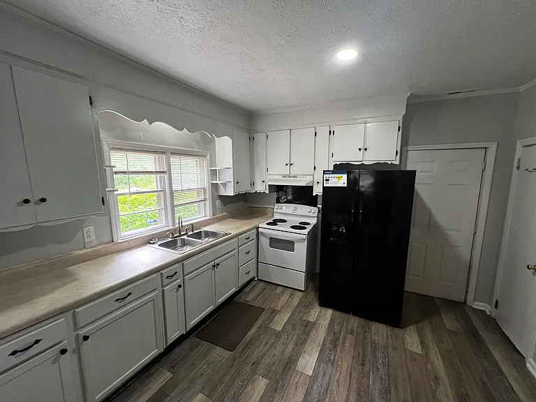 1906 Burnett Ave — Photo 11