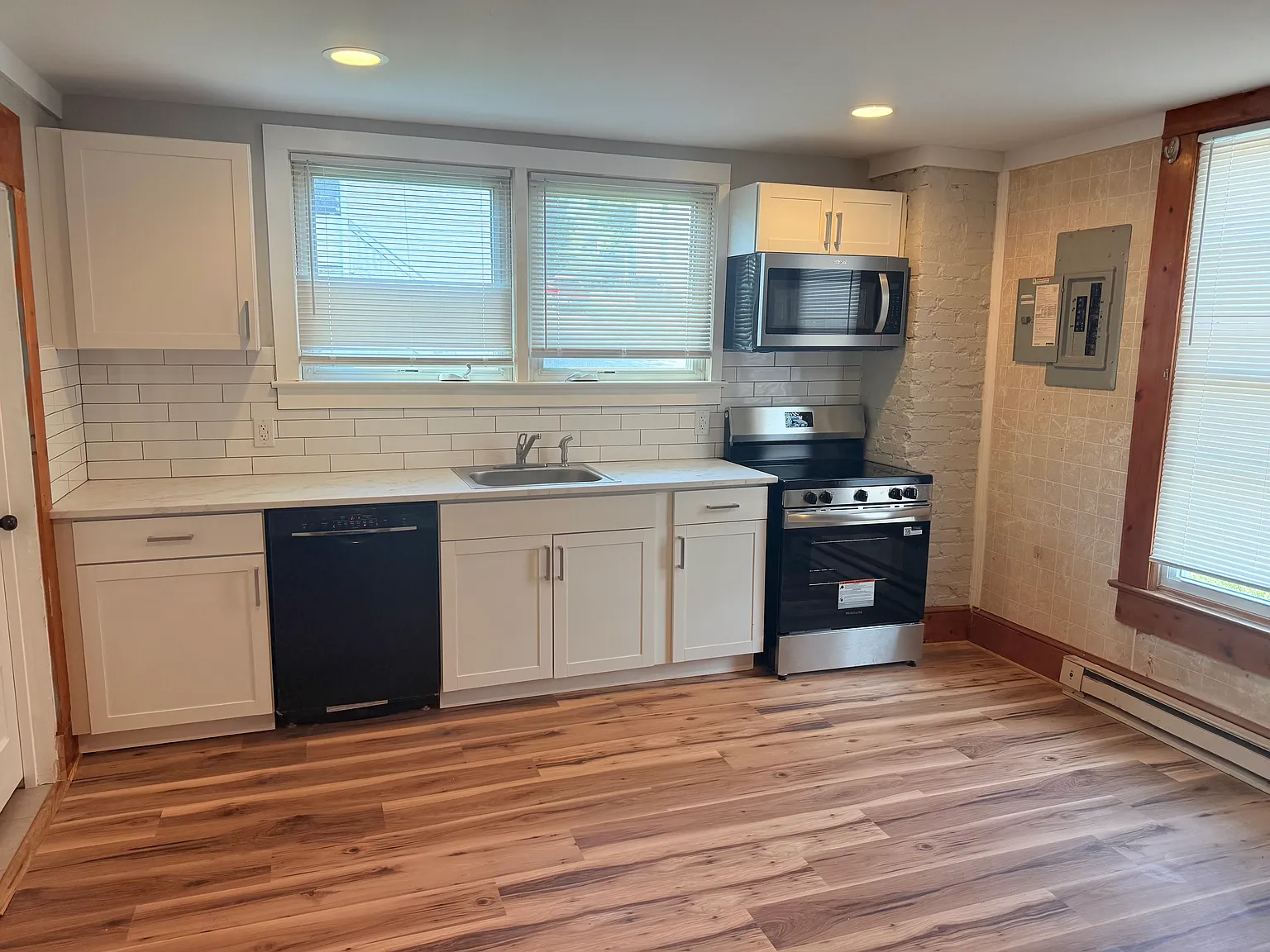1 bed, 900 sqft, $1,295 — Photo 3