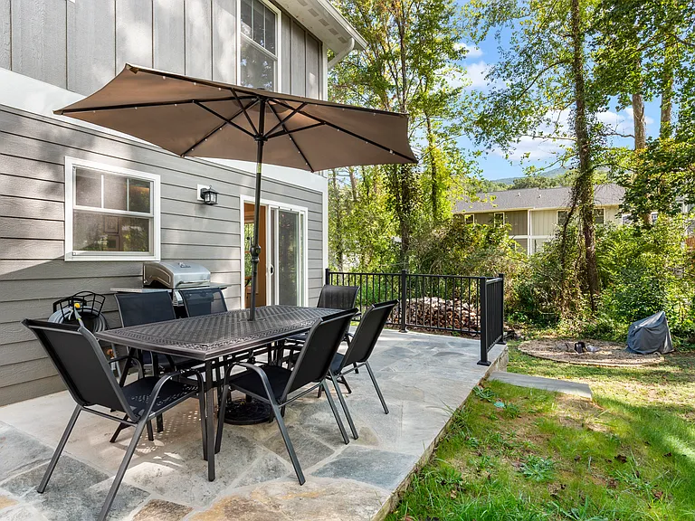 405 Little Sycamore Ln — Photo 2